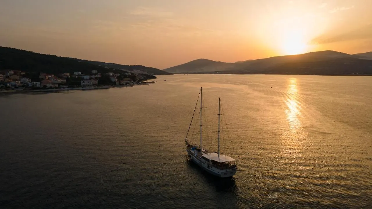 Villa Fjaba - By The Sea - With The Big Terraces & Great Sea View Trogir Apartament